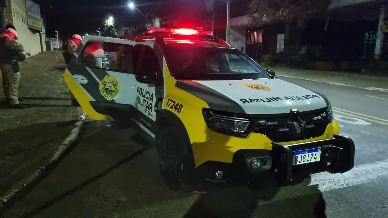 Condutor embriagado é preso após colisão com motocicleta no centro Condutor embriagado é preso após colisão com motocicleta no centro