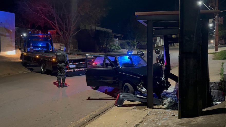 Fiat Uno furtado é recuperado pela GM após colisão em ponto de ônibus no bairro Periolo