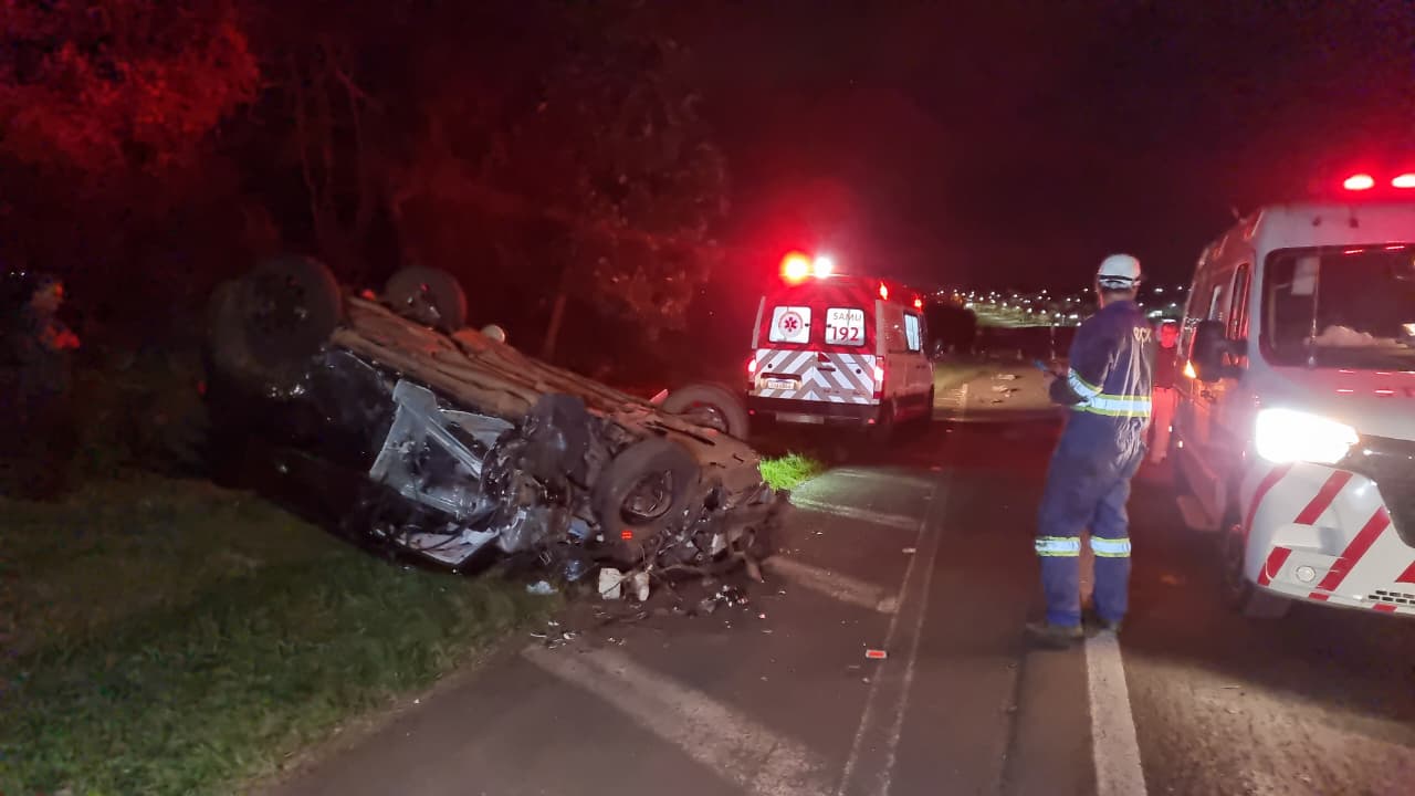 Renegade capota e carreta com soja tomba em colisão com dois feridos na BR-277 em Santa Tereza do Oeste Renegade capota e carreta com soja tomba em colisão com dois feridos na BR-277 em Santa Tereza do Oeste