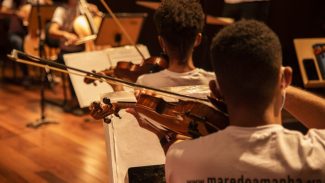 Aulas gratuitas de música são oferecidas no Complexo da Maré