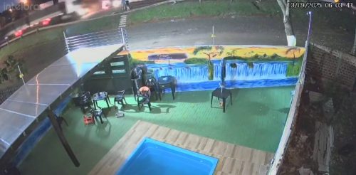 Veja momento do capotamento do Fiat Mobi na PRc-467 no Brasmadeira Imagem referente a Veja momento do capotamento do Fiat Mobi na PRc-467 no Brasmadeira