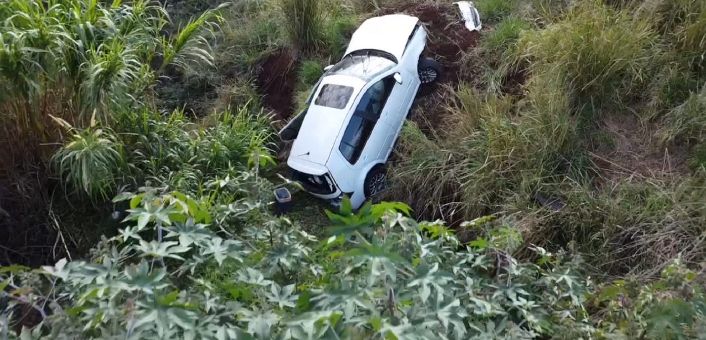 Imagens áreas de Golf que bateu em barranco e caiu em buraco Imagens áreas de Golf que bateu em barranco e caiu em buraco
