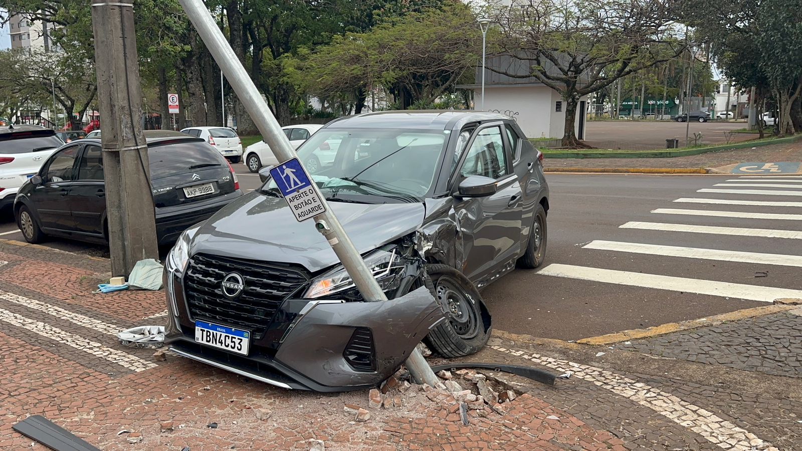 Carros batem em cruzamento e semáforo quase vai ao chão no centro de Cascavel Carros batem em cruzamento e semáforo quase vai ao chão no centro de Cascavel