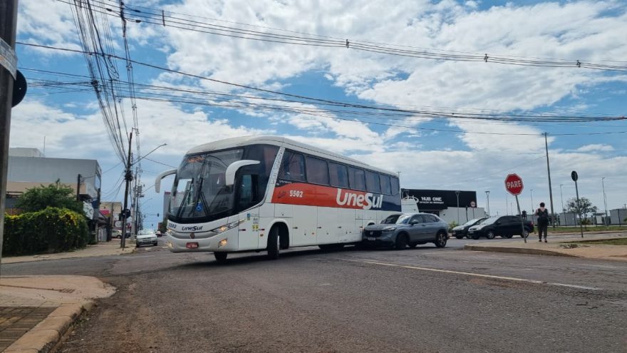 Batida entre carro e ônibus causa transtorno no trânsito no Centro