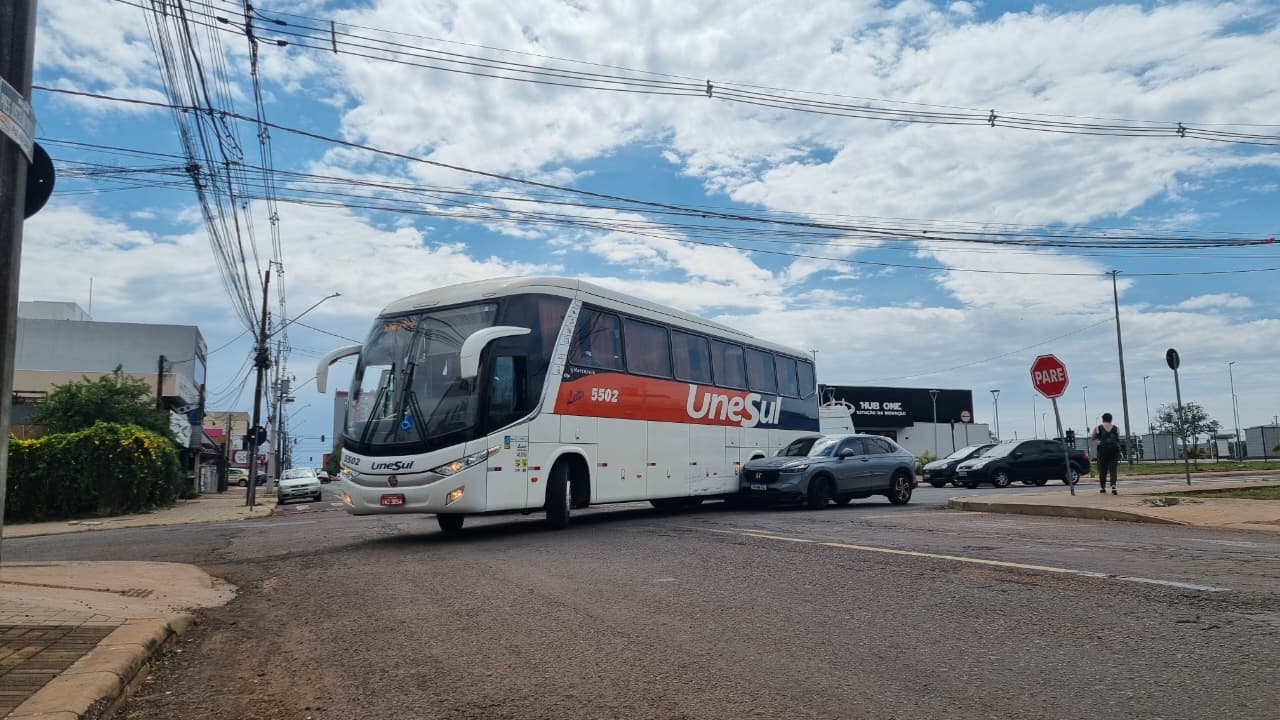 Batida entre carro e ônibus causa transtorno no trânsito no Centro Batida entre carro e ônibus causa transtorno no trânsito no Centro