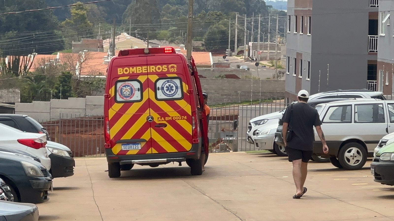 Mulher de 48 anos fica ferida após cair em estacionamento de condomínio