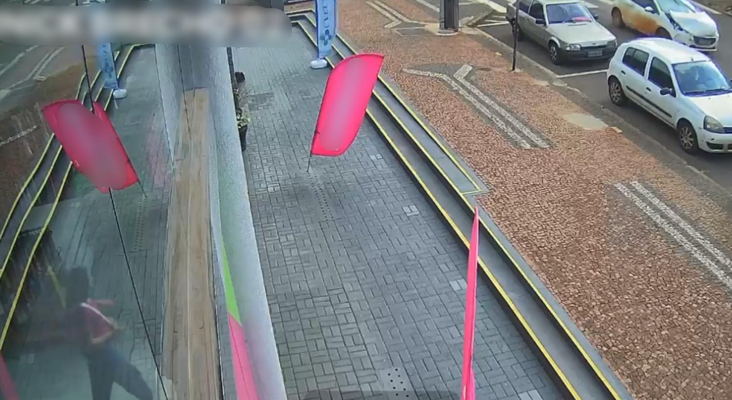 Veja momento em que carro atinge semáforo após colisão no Centro