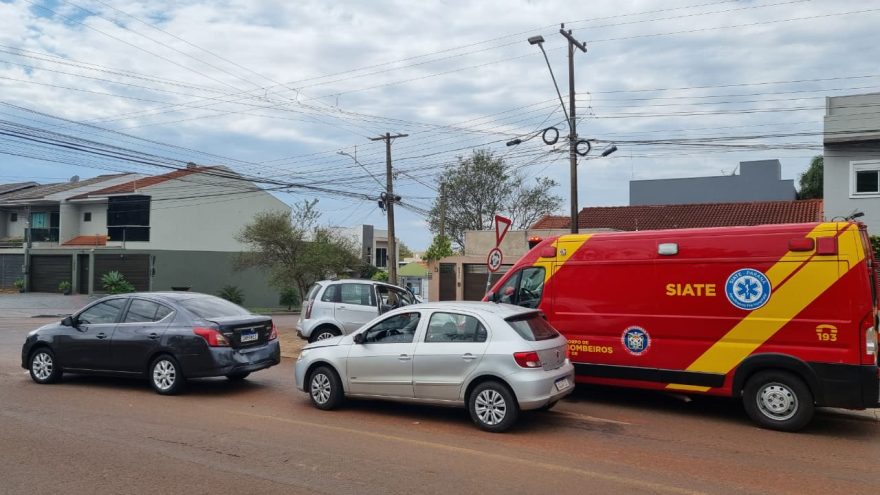 Após colisão tripla em rotatória, mulher de 54 anos fica ferida