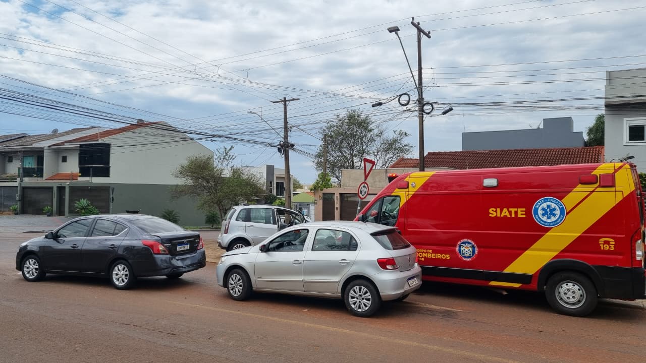 Após colisão tripla em rotatória, mulher de 54 anos fica ferida