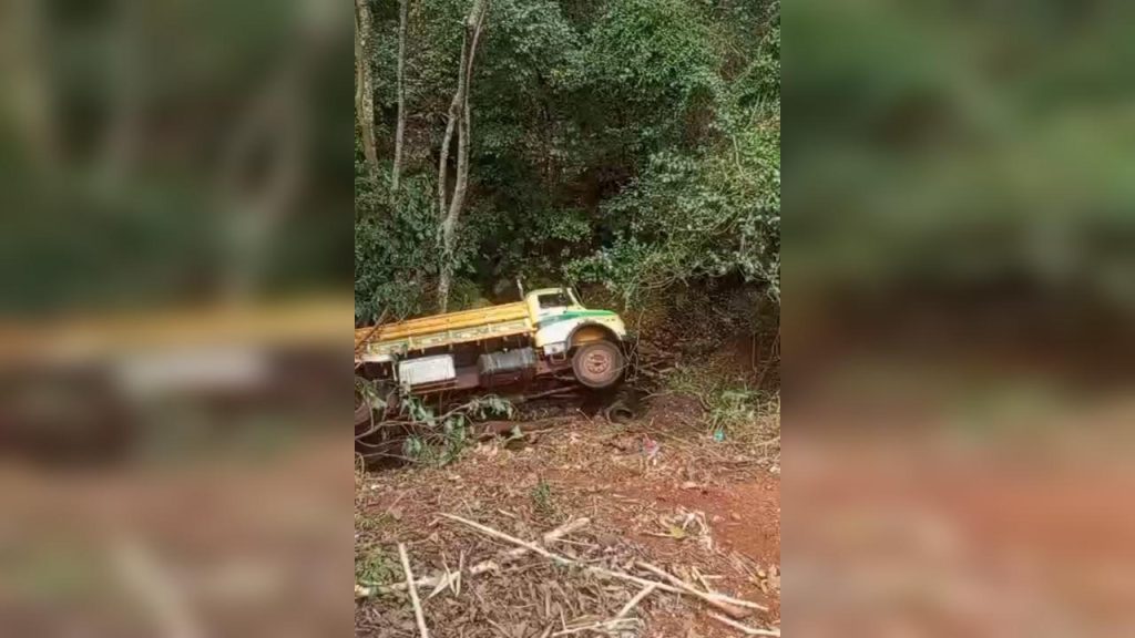 Caminhão despenca em buraco e moradores fazem resgate na raça em Cascavel