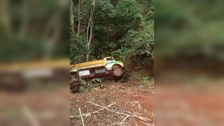 Caminhão despenca em buraco e moradores fazem resgate na raça em Cascavel