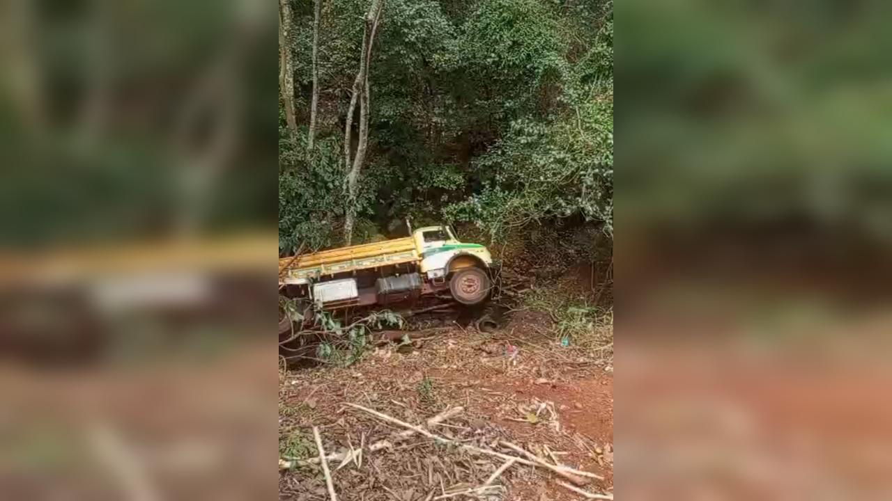 Caminhão despenca em buraco e moradores fazem resgate na raça em Cascavel