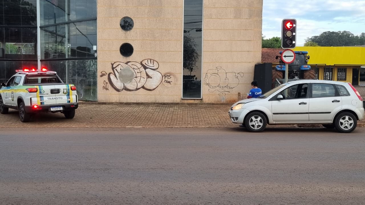 Colisão entre Polo e Fiesta é registrado na Avenida Tancredo Neves em Cascavel