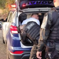 Imagem referente a Autor de tentativa de homicídio no Bairro Esmeralda é preso; mãe também é levada à delegacia por tentar esconder a arma