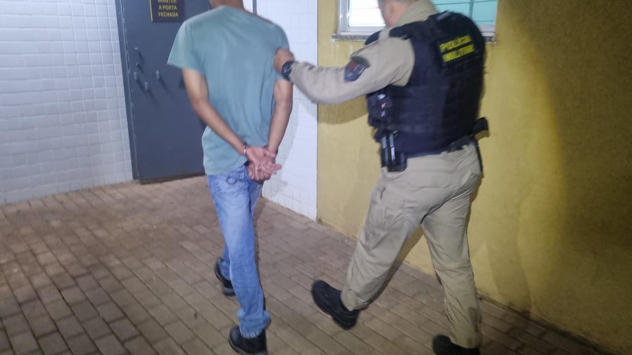 Furtou o celular da ex-namorada e foi preso pela Polícia Militar em Cascavel