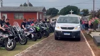 Familiares e Brothers do Asfalto prestam última homenagem a Marcelo Menegusso, falecido em acidente na BR-163 Familiares e Brothers do Asfalto prestam última homenagem a Marcelo Menegusso, falecido em acidente na BR-163