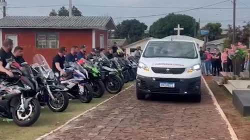 Familiares e Brothers do Asfalto prestam última homenagem a Marcelo Menegusso, falecido em acidente na BR-163 Imagem referente a Familiares e Brothers do Asfalto prestam última homenagem a Marcelo Menegusso, falecido em acidente na BR-163