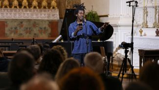 Arte é resistência e esperança, diz poeta haitiano Jean D'Amérique