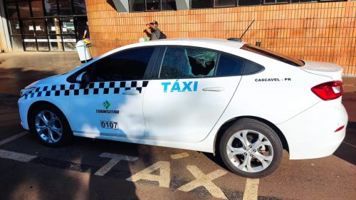 Homem joga paver contra táxi e tenta agredir taxistas na Rodoviária de Cascavel Imagem referente a Homem joga paver contra táxi e tenta agredir taxistas na Rodoviária de Cascavel