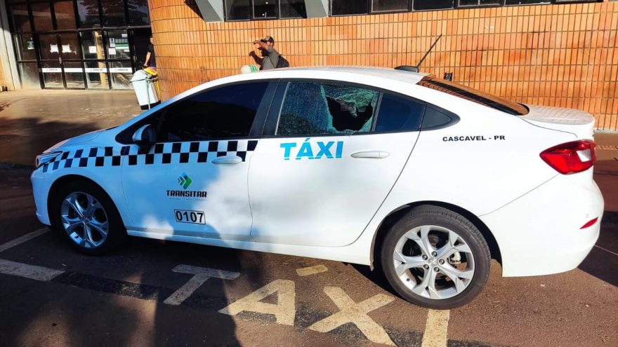 Homem joga paver contra táxi e tenta agredir taxistas na Rodoviária de Cascavel