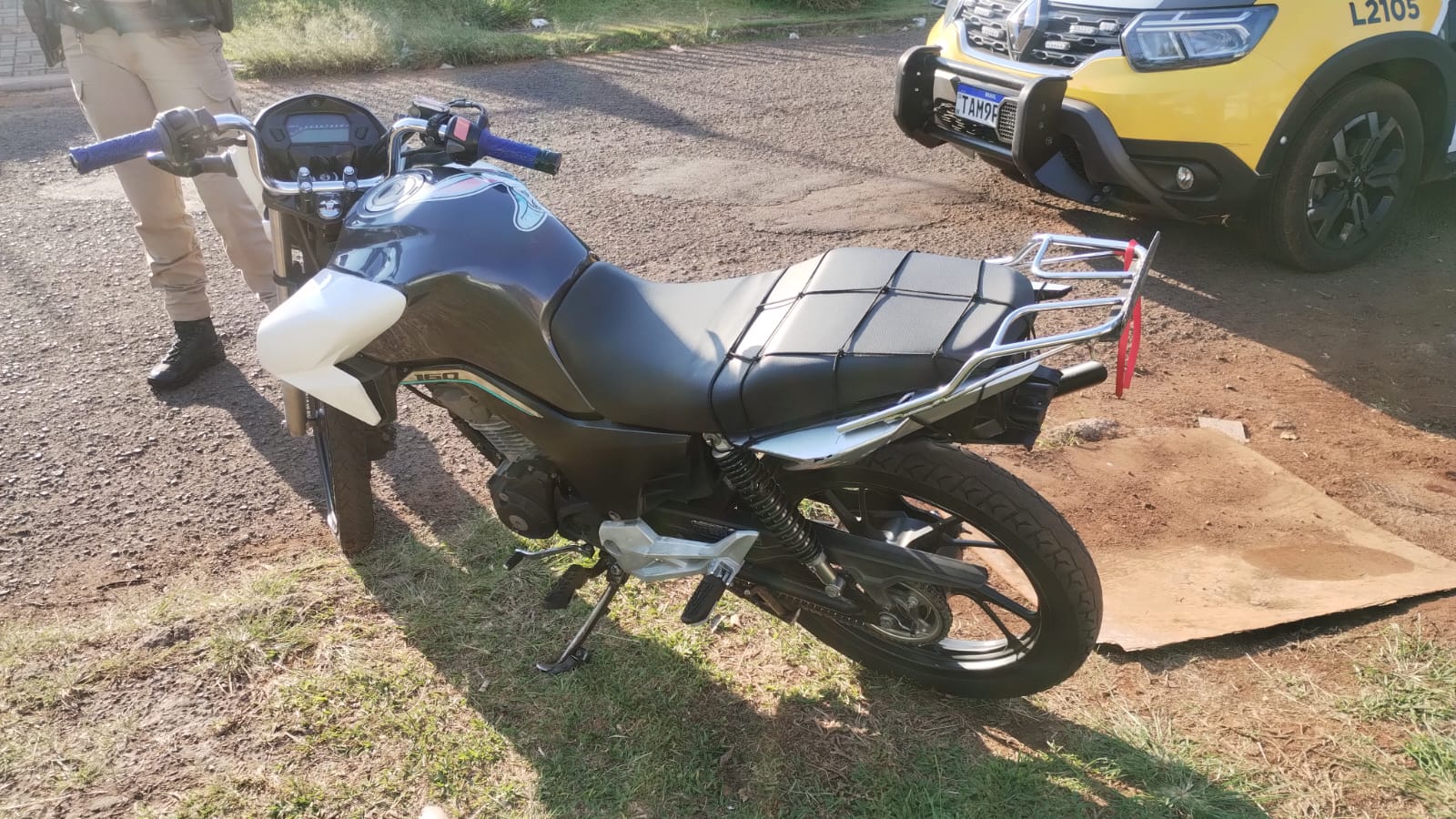 Rapaz é flagrado conduzindo moto sem placa e com uma porção de maconha
