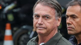 Após retirada de lesões da pele, Bolsonaro volta à prisão domiciliar Após retirada de lesões da pele, Bolsonaro volta à prisão domiciliar