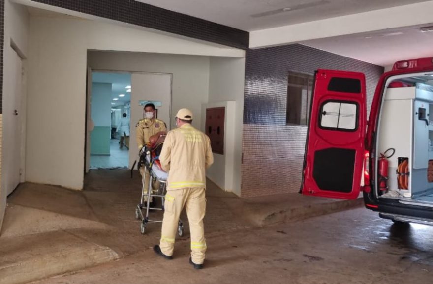 Ciclista sofre queda na Avenida Tito Muffato, fere a cabeça e é levado à UPA Tancredo