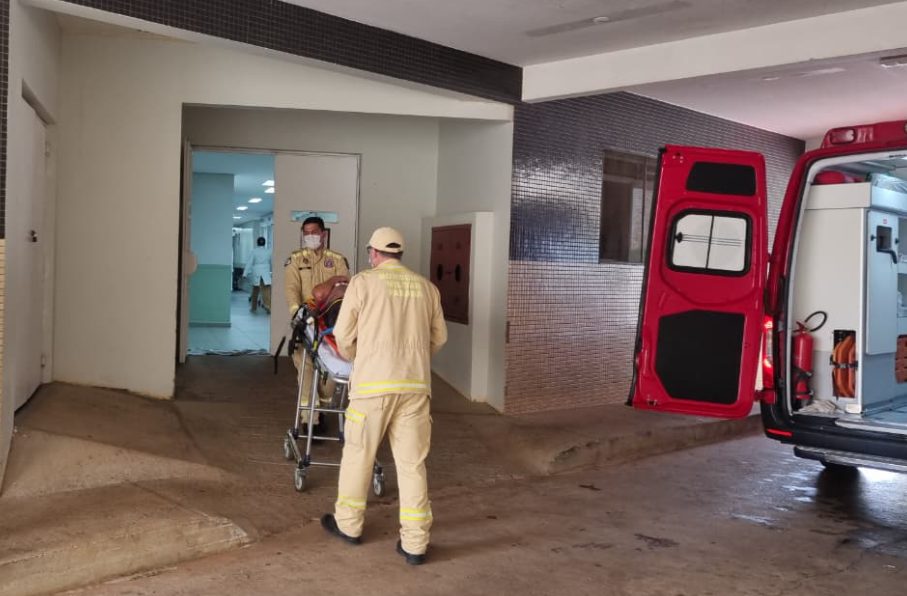 Ciclista sofre queda na Avenida Tito Muffato, fere a cabeça e é levado à UPA Tancredo