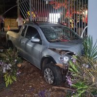Imagem referente a Susto! Saveiro invade condomínio em acidente de trânsito na Rua Minas Gerais