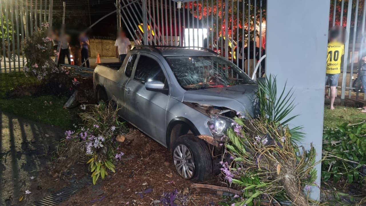 Susto! Saveiro invade condomínio em acidente de trânsito na Rua Minas Gerais