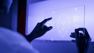 Inteligência artificial ameaça aprendizado da escrita, alerta autor