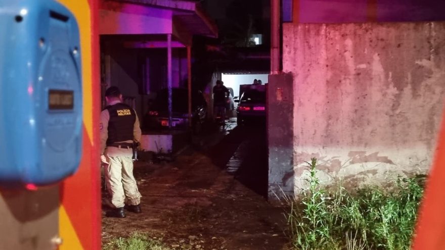 Carro pega fogo em residência e mobiliza Corpo de Bombeiros em Cascavel