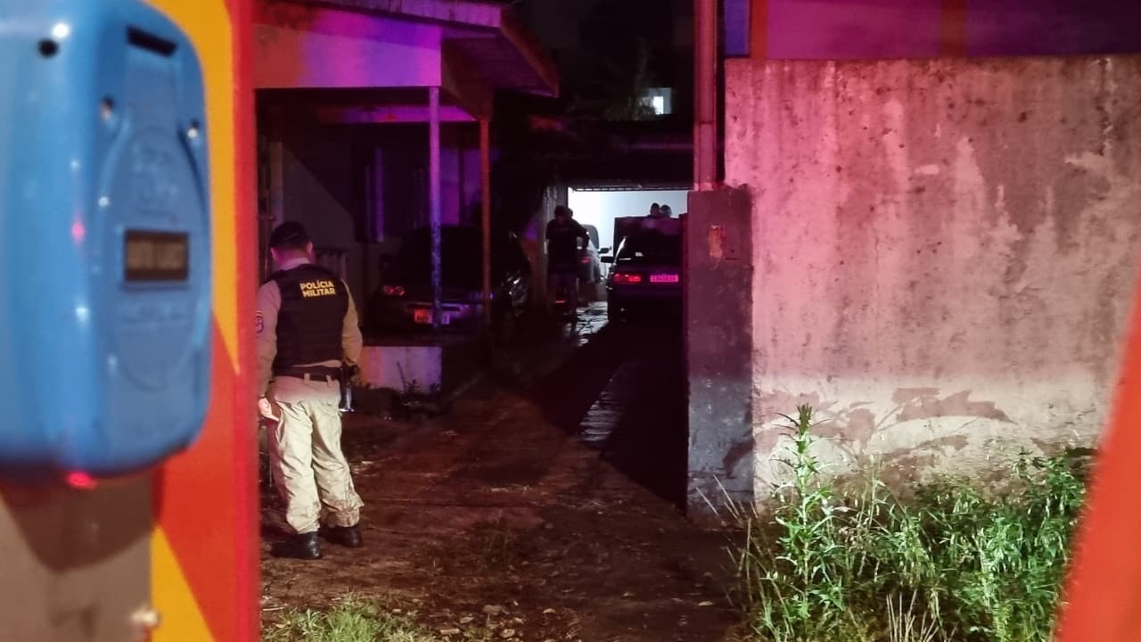 Carro pega fogo em residência e mobiliza Corpo de Bombeiros em Cascavel