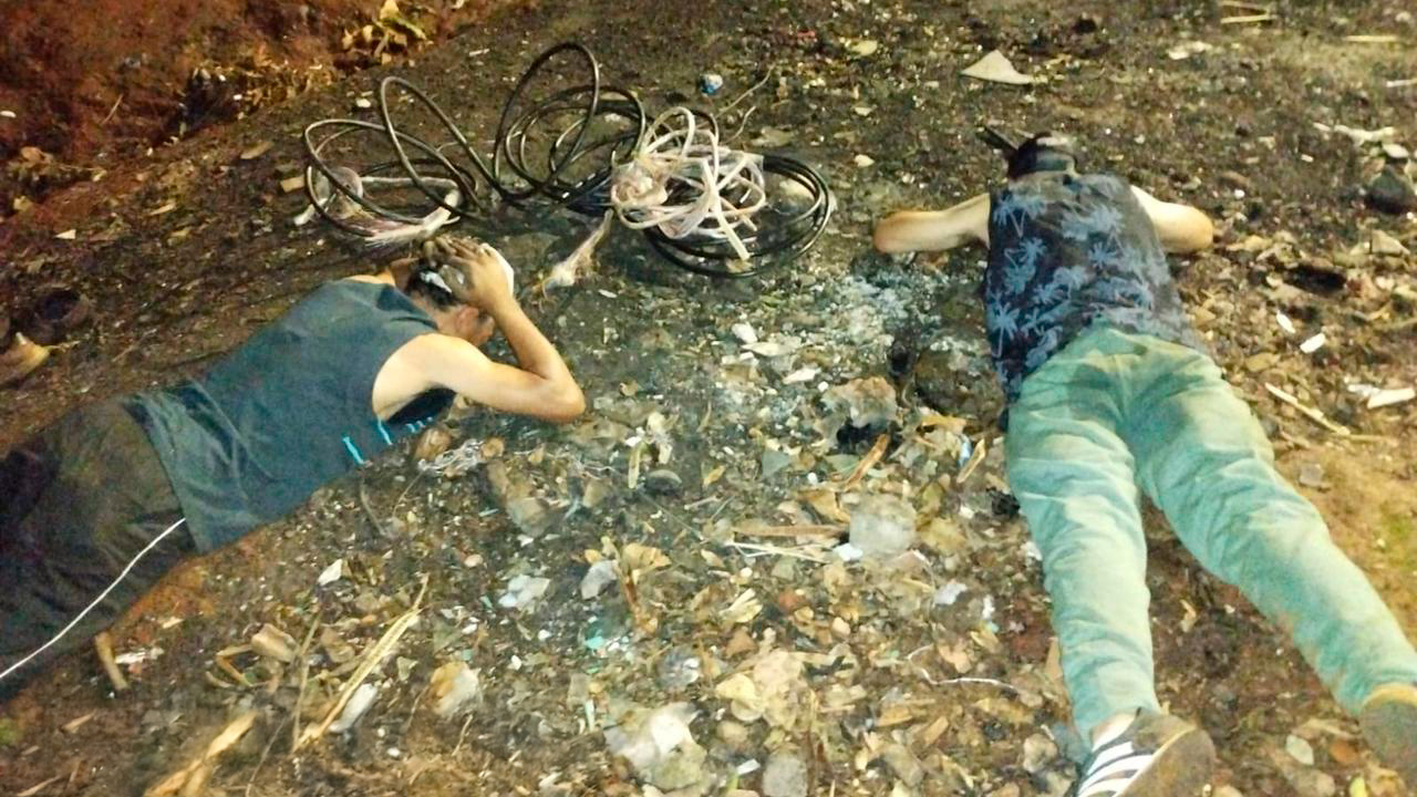 Guarda Municipal prende dupla queimando fios furtados no bairro Santa Cruz em Cascavel