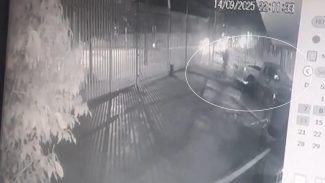 Câmera flagra momento em que Saveiro invade portão de condomínio no Centro de Cascavel
