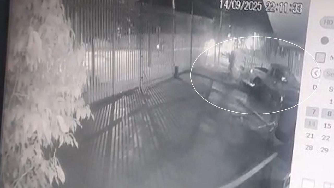 Câmera flagra momento em que Saveiro invade portão de condomínio no Centro de Cascavel