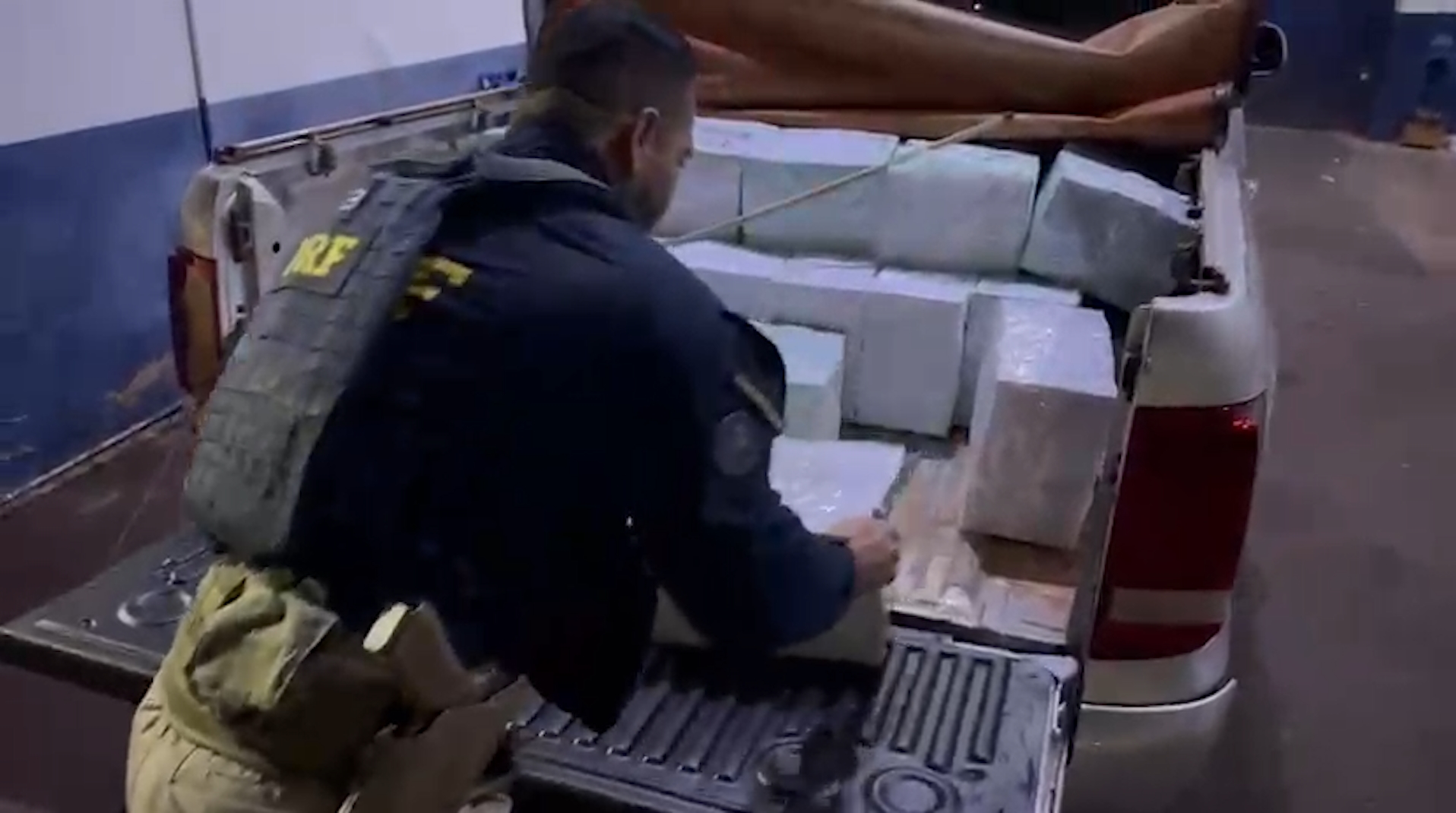 PRF apreende 600 celulares contrabandeados em Amarok na BR-277 em Cascavel