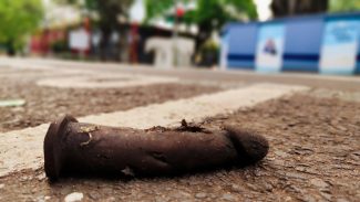 “Velho de guerra”: consolo de borracha é abandonado destruído no Centro de Cascavel