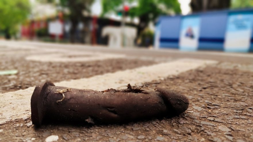 “Velho de guerra”: consolo de borracha é abandonado destruído no Centro de Cascavel