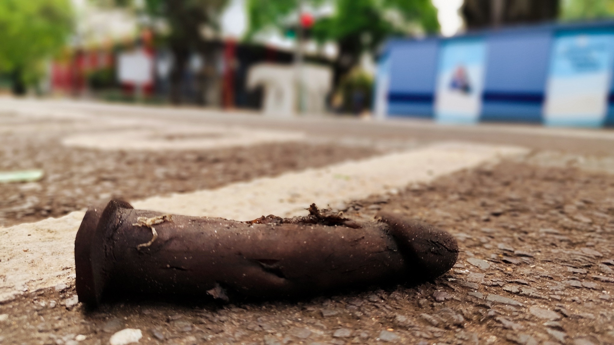“Velho de guerra”: consolo de borracha é abandonado destruído no Centro de Cascavel