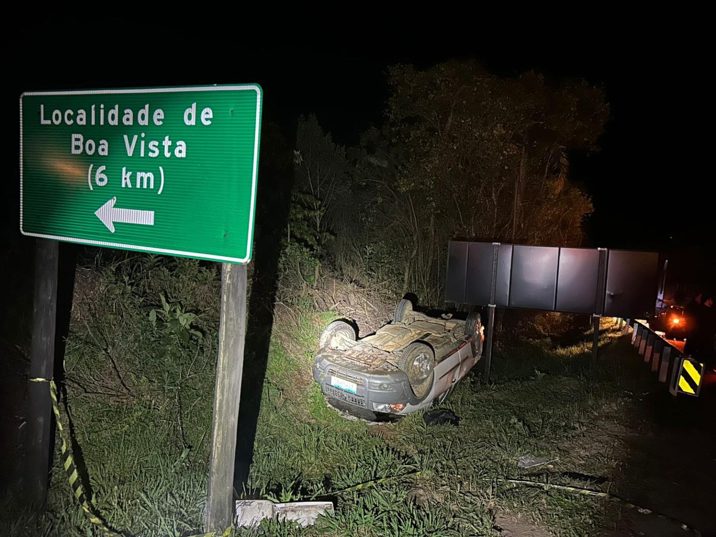 Caminhonete é lançada para fora da pista e motorista morre na BR-373