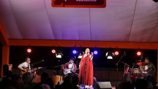 Em show, Fabiana Cozza propõe a união e o fim da intolerância Em show, Fabiana Cozza propõe a união e o fim da intolerância