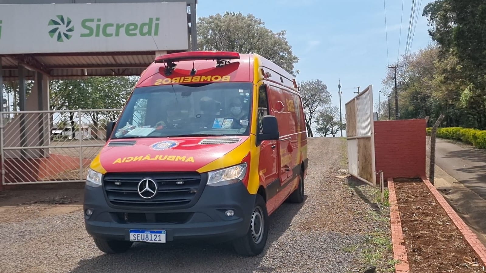 Vítima de queda de plano elevado é socorrida às margens da BR-277