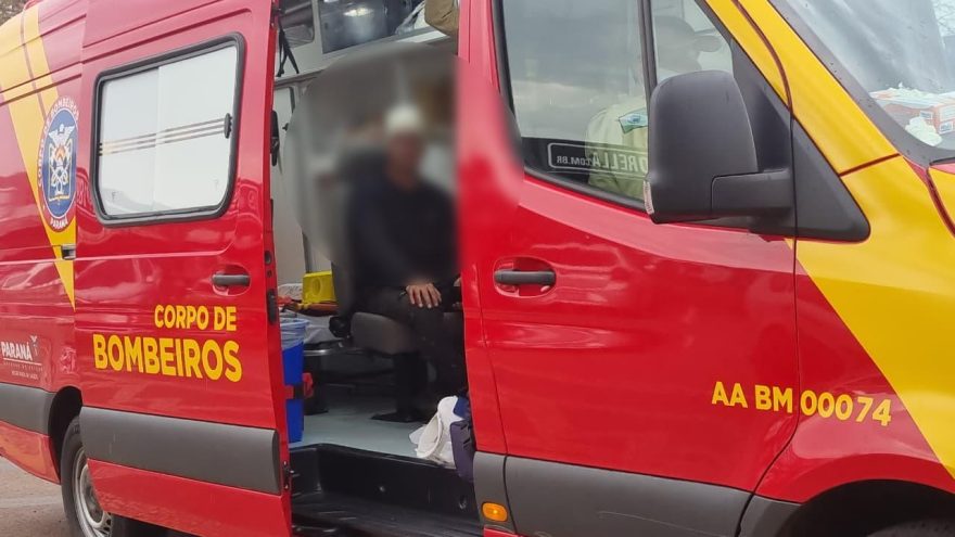 Trabalhador é atingido por placa dos Correios na Avenida Brasil