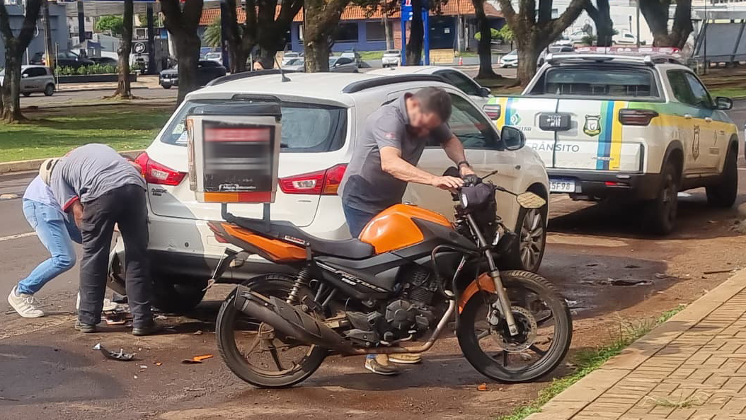 Colisão entre moto e SUV deixa homem ferido no Centro de Cascavel