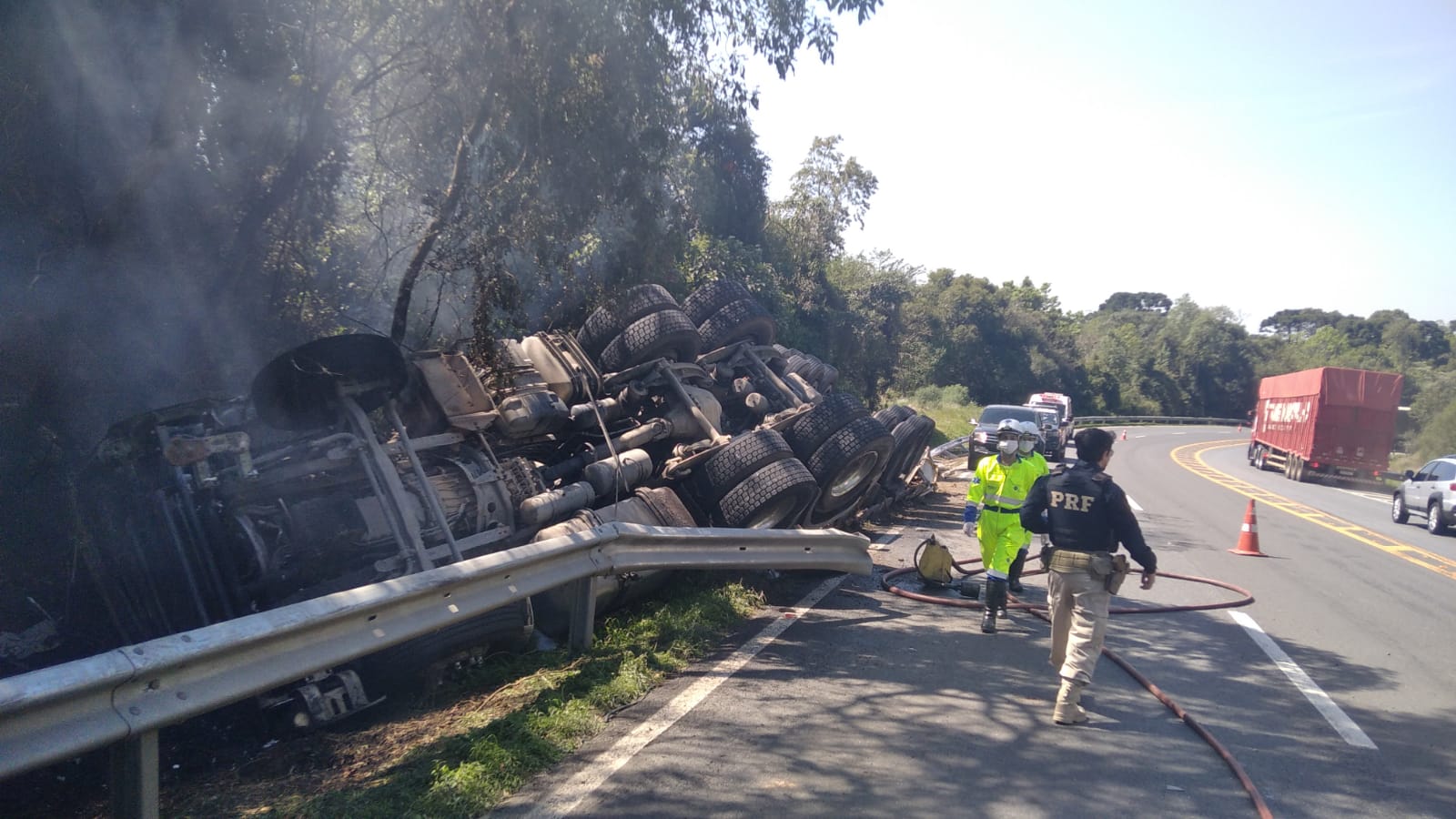 Caminhoneiro é resgatado por populares após tombamento seguido de incêndio na BR-476, em Contenda