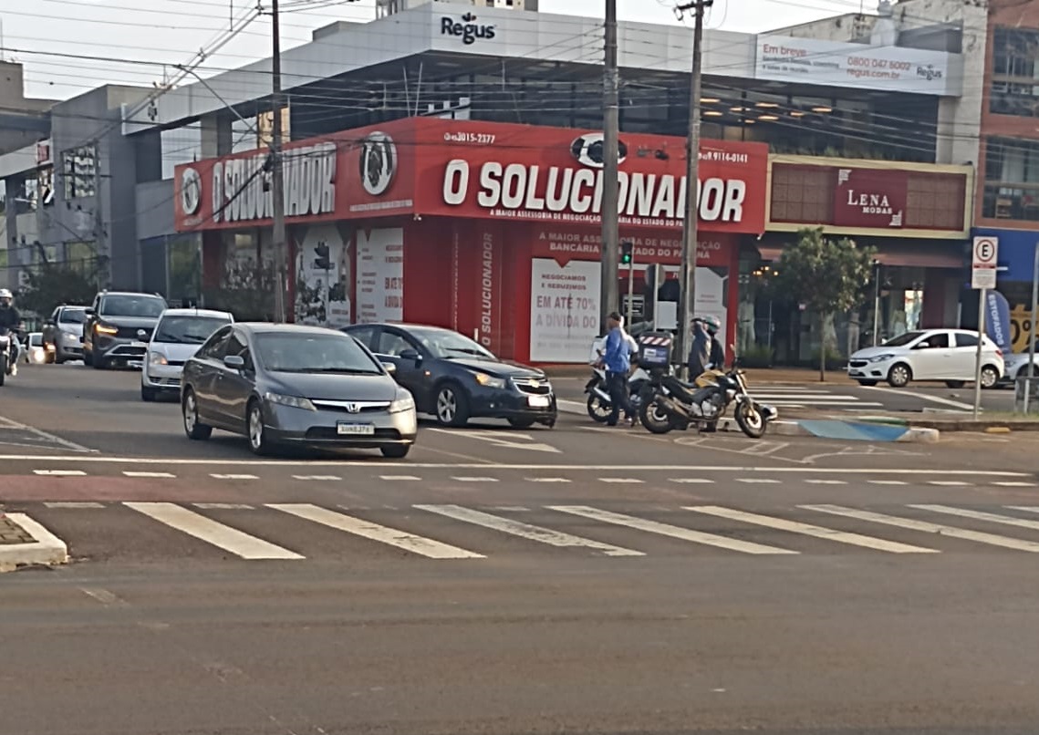 Acidente entre carro e moto é registrado na Avenida Brasil