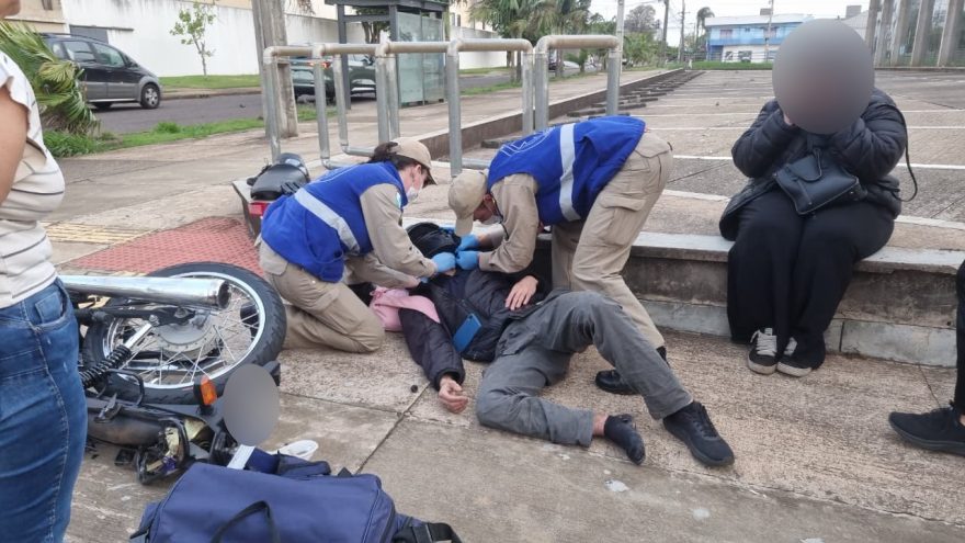 Acidente na Rua Natal: colisão entre três veículos deixa motociclista ferido