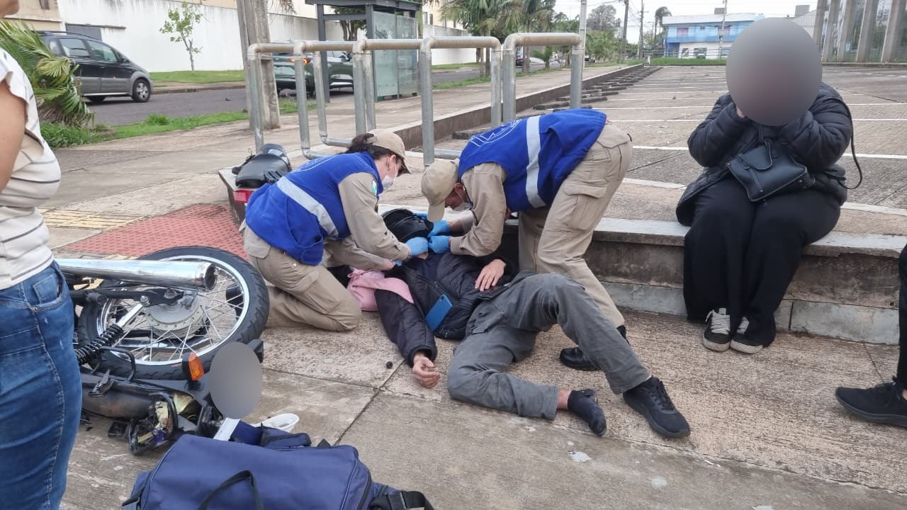 Acidente na Rua Natal: colisão entre três veículos deixa motociclista ferido