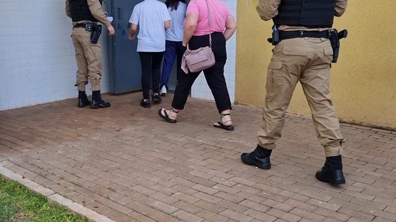 Adolescente fala mal do cabelo da outra e é agredida com pratada na cabeça
